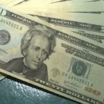 Apesar de guerra, dólar cai 1,27%, e bolsa sobe 3% na semana