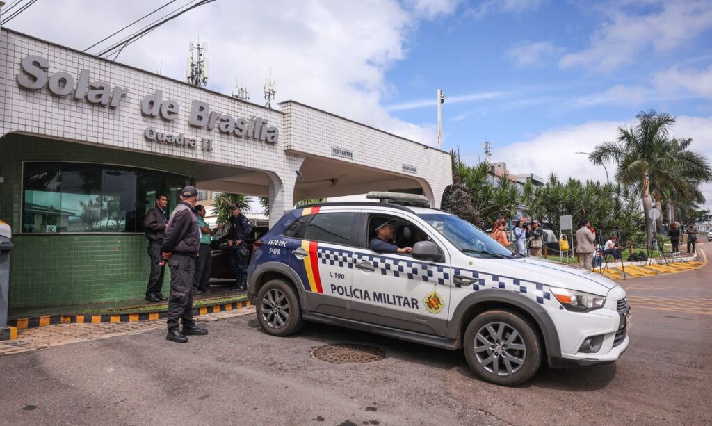 Bolsonaro recebe alta e chega em casa para cumprir prisão domiciliar