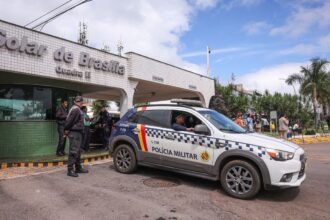Bolsonaro recebe alta e chega em casa para cumprir prisão domiciliar