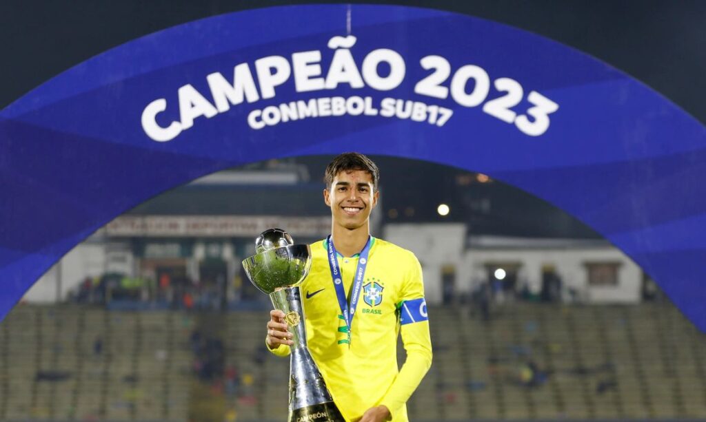 Carlo Ancelotti convoca o zagueiro Vitor Reis, do Girona