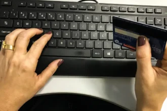 Juros do cartão de crédito pesam mais para famílias em fevereiro