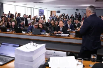 Relatório da CPMI do INSS pede indiciamento de 216 pessoas