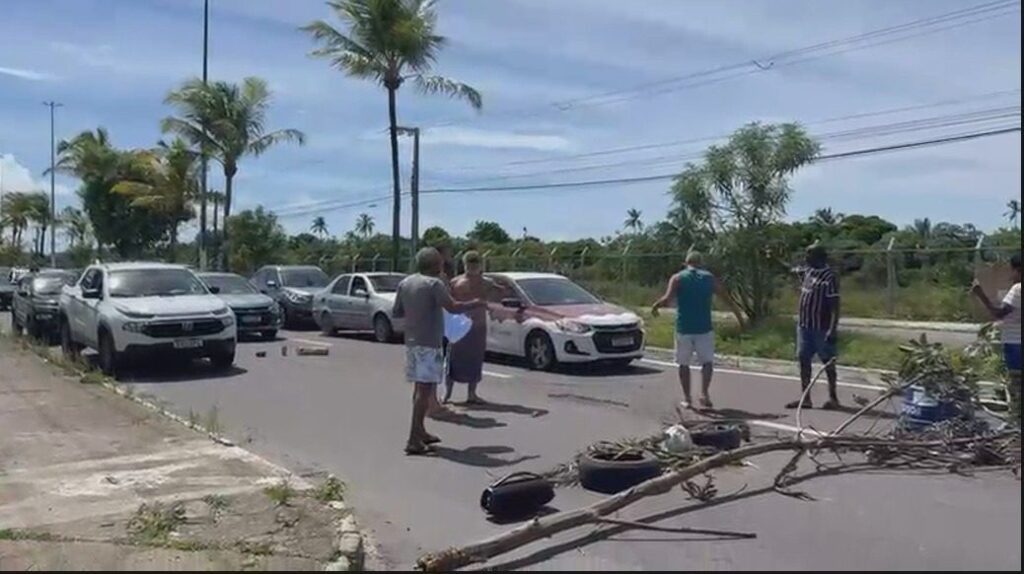Protesto por falta de água interdita parcialmente avenida na Zona de Expansão de Aracaju