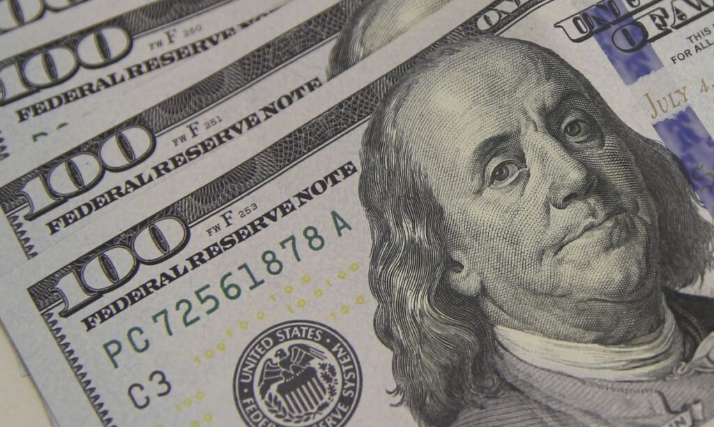 Dólar cai para R$ 5,01, e bolsa renova recorde com ajuda do exterior