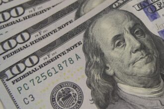 Dólar cai para R$ 5,01, e bolsa renova recorde com ajuda do exterior