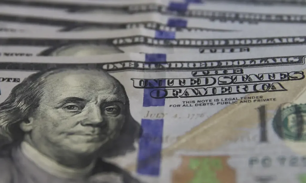 Dólar fecha abaixo de R$ 5 pela primeira vez em mais de dois anos