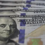 Dólar fecha abaixo de R$ 5 pela primeira vez em mais de dois anos