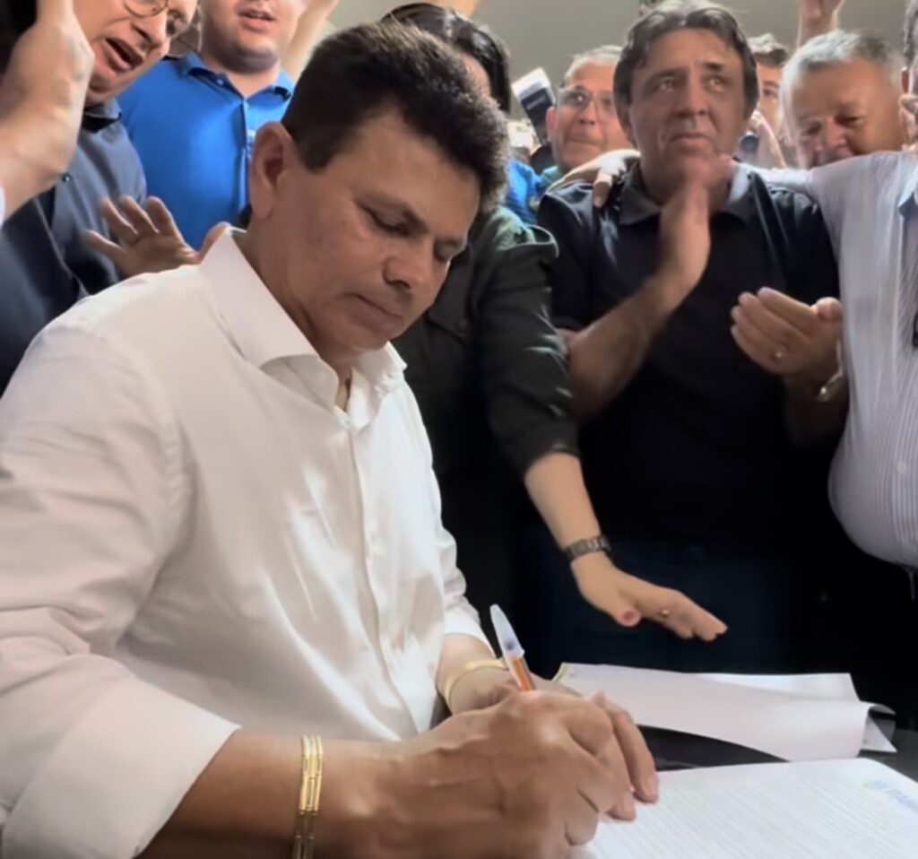 No limite do prazo e sob liminar, Valmir entra na disputa e tensiona a reeleição de Fábio Mitidieri