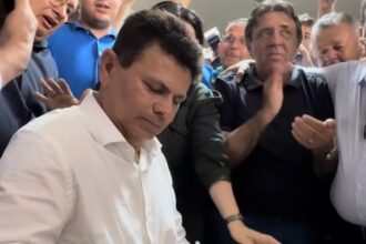 No limite do prazo e sob liminar, Valmir entra na disputa e tensiona a reeleição de Fábio Mitidieri