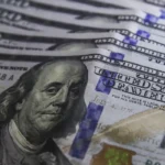 Ibovespa cai e dólar fecha estável em dia de tensão externa
