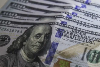 Ibovespa cai e dólar fecha estável em dia de tensão externa