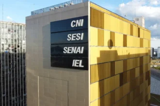Indústria fatura 4,9% mais em fevereiro, mas continua em queda anual