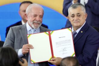 José Guimarães assume ministério e fala em “derrotar o fascismo”