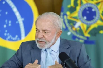 Lula afirma que mundo não dá direito a Trump ameaçar um país
