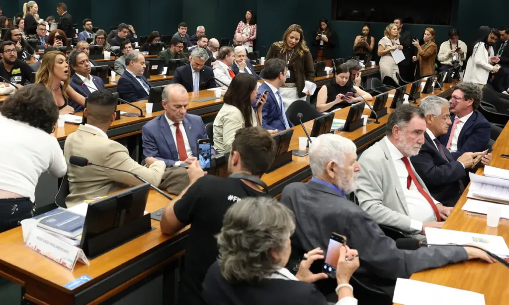 Pedido de vista adia votação da PEC do fim da 6×1 na CCJ da Câmara