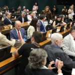 Pedido de vista adia votação da PEC do fim da 6×1 na CCJ da Câmara