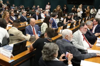 Pedido de vista adia votação da PEC do fim da 6×1 na CCJ da Câmara