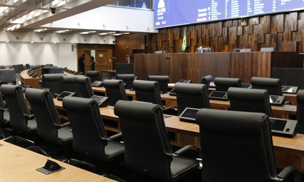Proposições legislativas sobre IA favorecem controle e vigilância