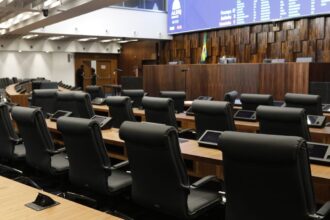 Proposições legislativas sobre IA favorecem controle e vigilância