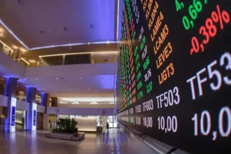 Bolsa atinge menor nível desde janeiro com exterior e tensão política