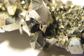 Brasil tem “vazio estratégico” em minerais críticos, diz especialista