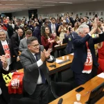 Comissão aprova relatório de PEC que acaba com escala 6X1