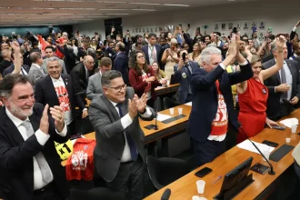 Comissão aprova relatório de PEC que acaba com escala 6X1