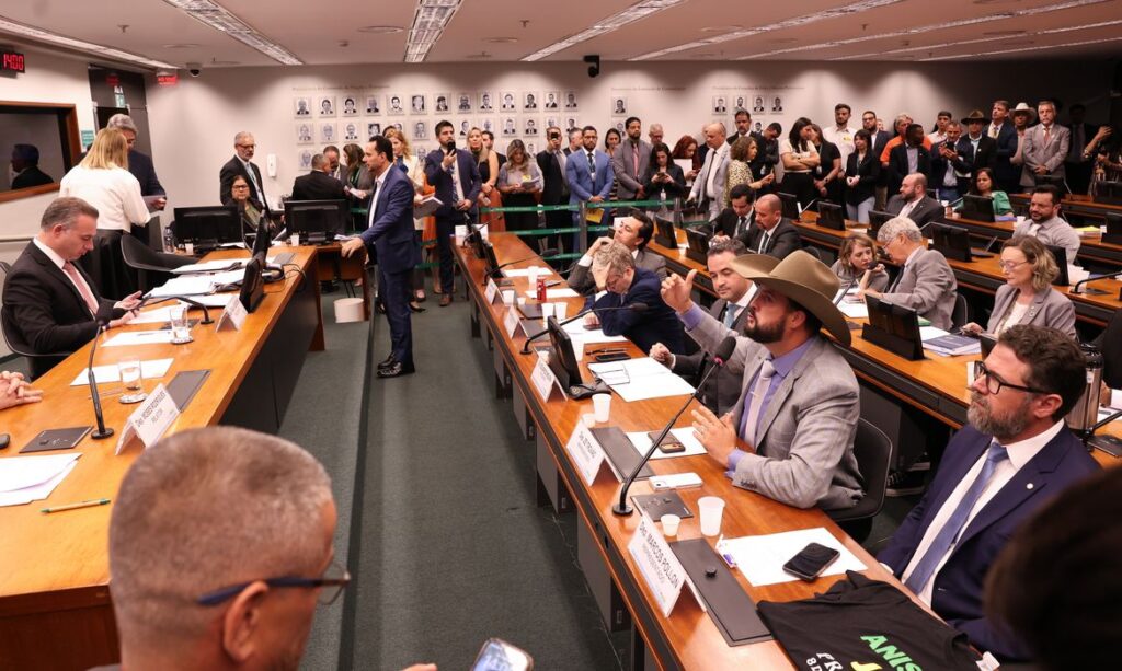 Conselho de Ética suspende três deputados por motim na Câmara