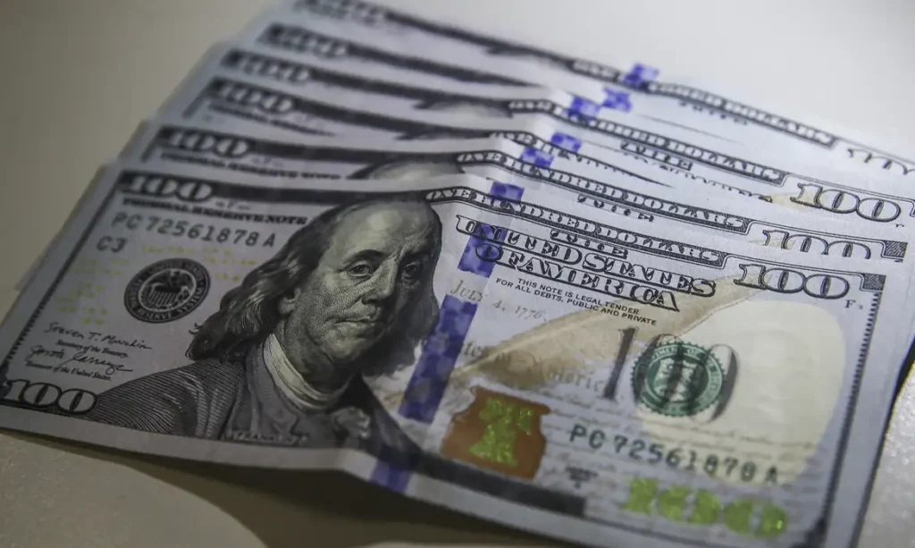 Dólar fecha abaixo de R$ 4,90 pela primeira vez em 28 meses