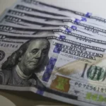 Dólar fecha abaixo de R$ 4,90 pela primeira vez em 28 meses