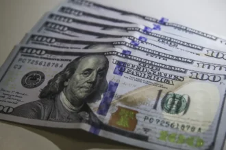 Dólar fecha abaixo de R$ 4,90 pela primeira vez em 28 meses