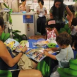 Estudo revela que 53% das famílias raramente leem para criança