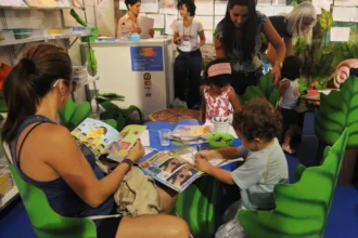 Estudo revela que 53% das famílias raramente leem para criança