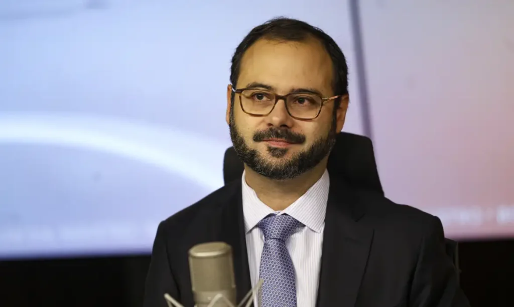 Governo avalia aumento de contratação pelo MEI com o fim da 6×1