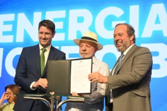 Governo renova contratos com distribuidoras de energia em 13 estados