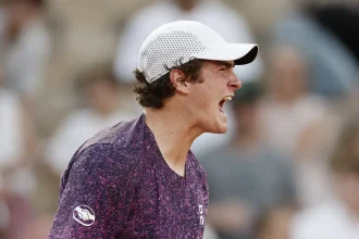 João Fonseca vira sobre croata e vai encarar Djoko em Roland Garros