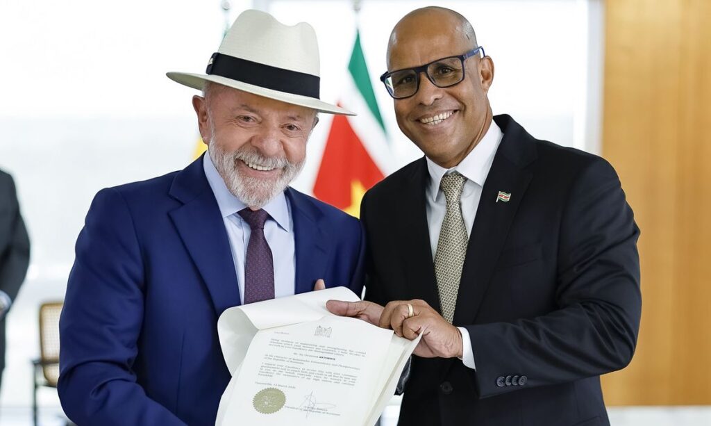 Lula recebe credenciais de sete novos embaixadores