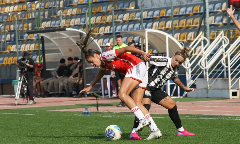 Melhor visitante, Inter enfrenta Santos pelo Brasileirão Feminino