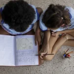 Metade dos estudantes não vê debate antirracista na escola, diz estudo