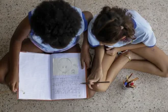 Metade dos estudantes não vê debate antirracista na escola, diz estudo