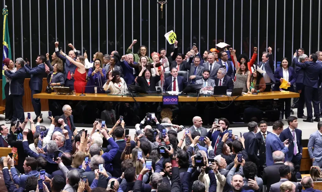 Saiba como votaram os deputados na PEC que acaba com a escala 6×1