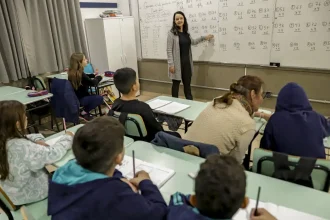 Senado aprova MP que estabelece piso de R$ 5.130 para professores