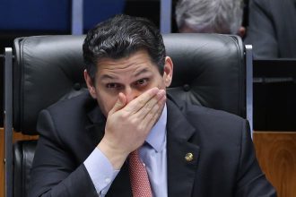 Alcolumbre mantém silêncio sobre 6×1 e oposição tenta preservar escala