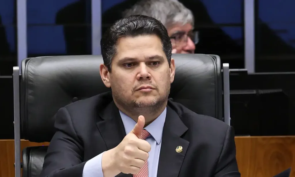 Alcolumbre sugere “melhorar” 6×1 e quer passar PEC por comissões