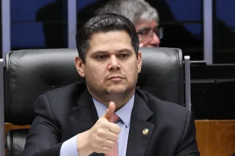 Alcolumbre sugere “melhorar” 6×1 e quer passar PEC por comissões