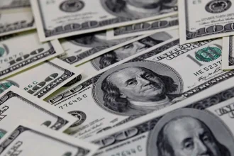 Bolsa cai 2,22%, e dólar volta a subir acima de R$ 5,06