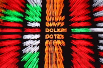 Bolsa sobe 1,16%, e dólar cai para R$ 5, apesar de medida dos EUA