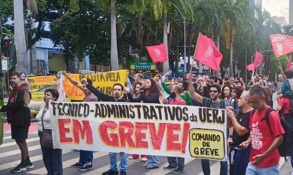Em greve, servidores da Uerj apresentam demanda ao governo do RJ