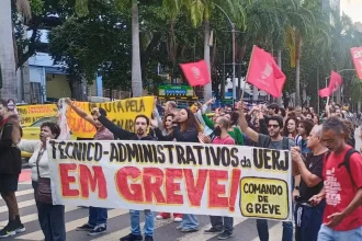 Em greve, servidores da Uerj apresentam demanda ao governo do RJ