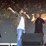 Forró das antigas e sertanejo embalam sergipanos e turistas na véspera do feriado no Arraiá do Povo